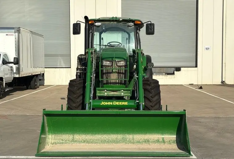 2023 John Deere 6135E photo 2