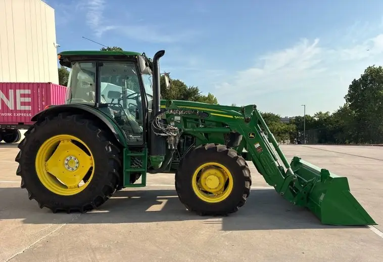2023 John Deere 6135E photo 4