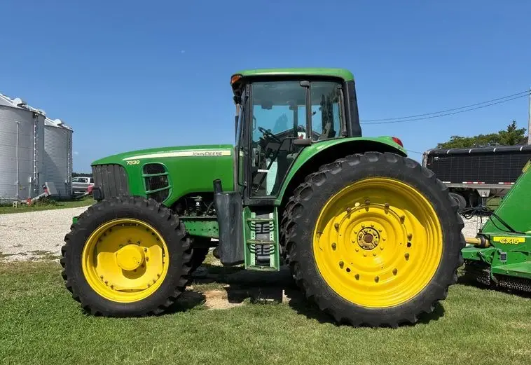 2011 John Deere 7330 photo 8