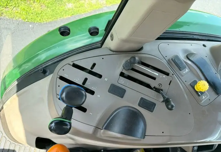 2013 John Deere 5101E photo 32