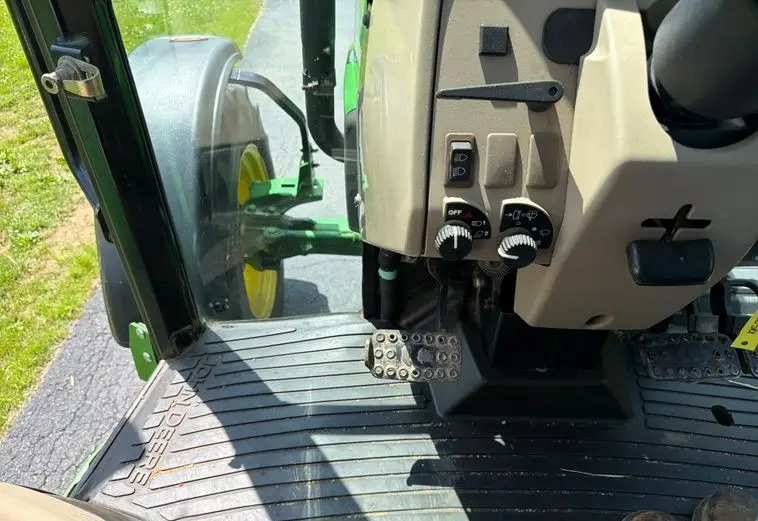 2013 John Deere 5101E photo 28