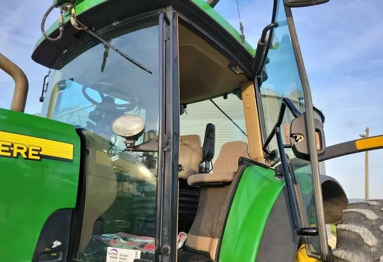 2002 John Deere 8320 photo 30