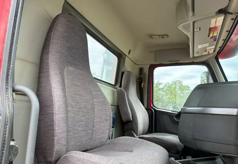 2020 Volvo VNR photo 51