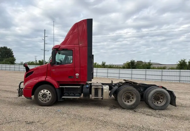2020 Volvo VNR photo 8