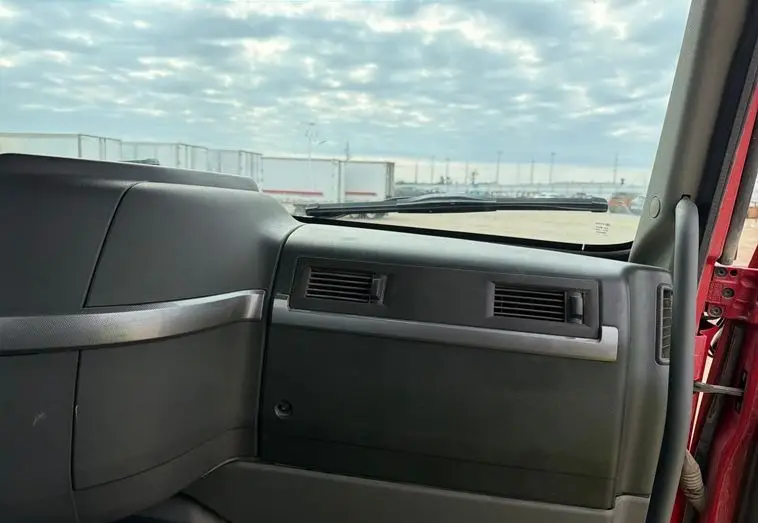 2020 Volvo VNR photo 53