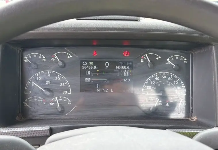 2020 Volvo VNR photo 37