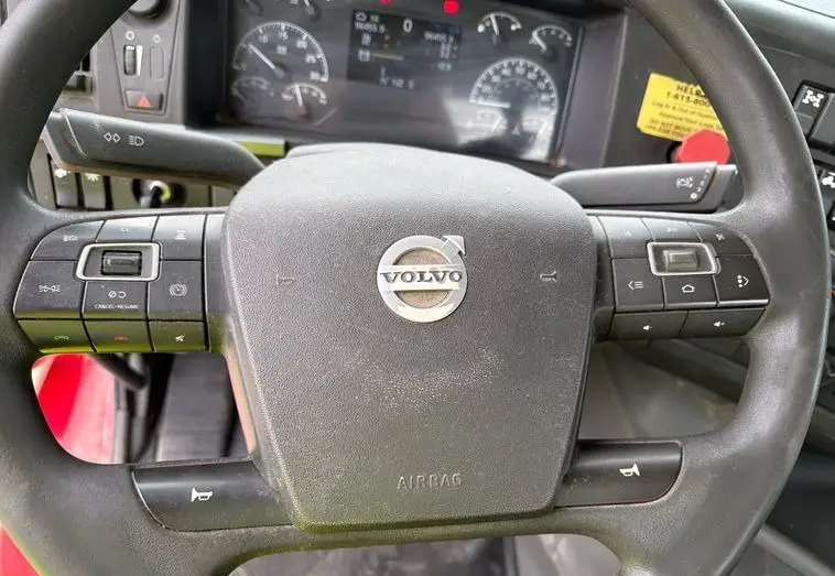 2020 Volvo VNR photo 36