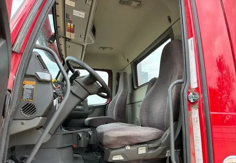 2020 Volvo VNR photo 31