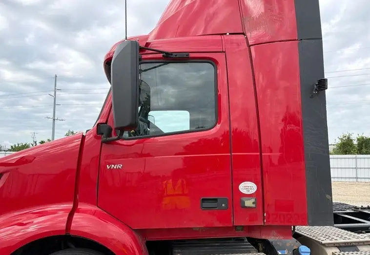 2020 Volvo VNR photo 27