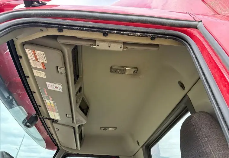 2020 Volvo VNR photo 34