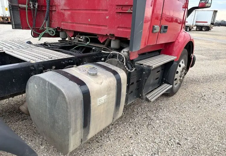2020 Volvo VNR photo 11