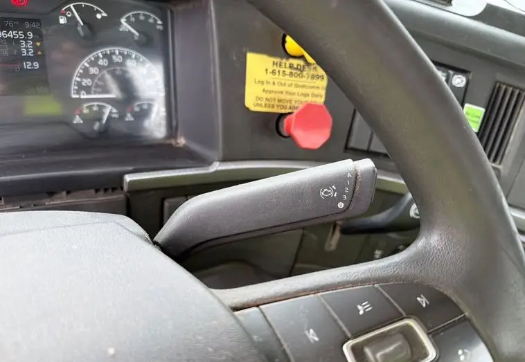 2020 Volvo VNR photo 39