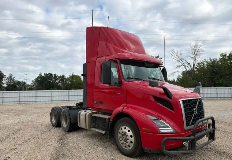 2020 Volvo VNR photo 3