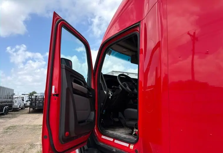 2023 Kenworth T680 photo 24