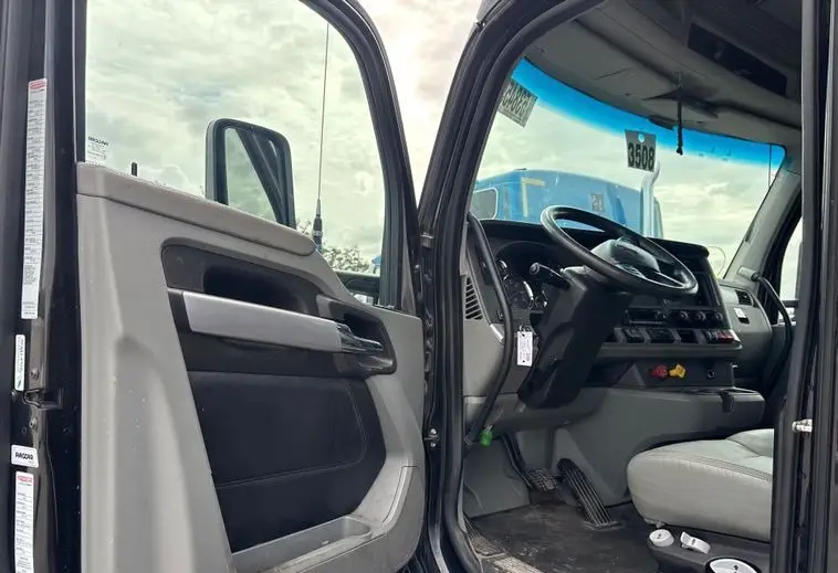 2021 Kenworth T680 photo 28