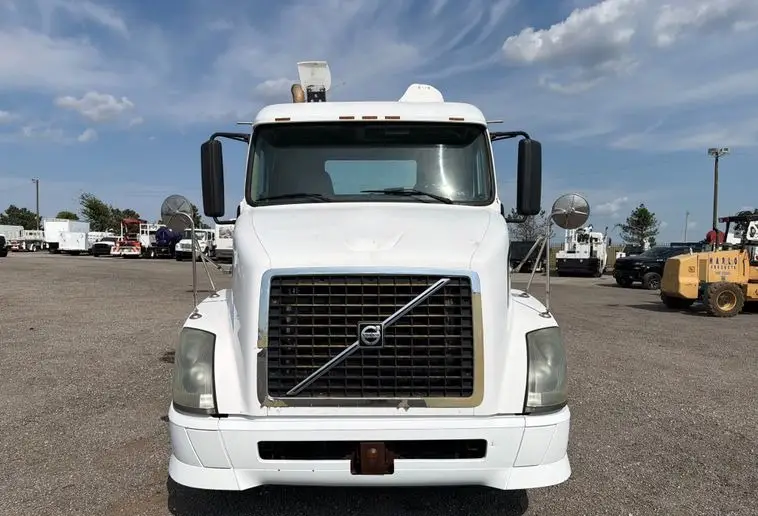 2008 Volvo VNL photo 2