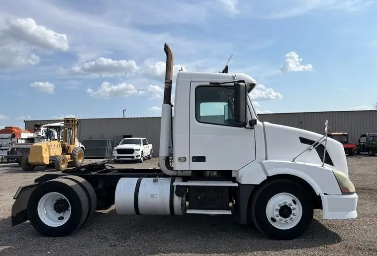 2008 Volvo VNL photo 4
