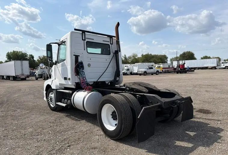 2008 Volvo VNL photo 7