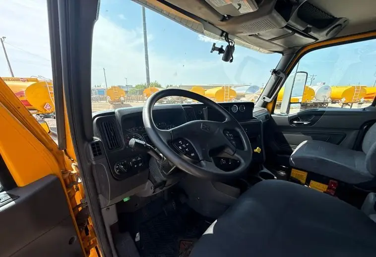 2024 International LT625 photo 32