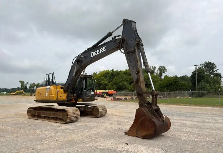 2017 John Deere 210G photo 3