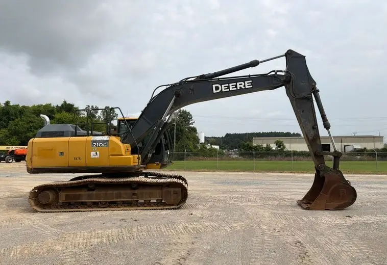 2017 John Deere 210G photo 4