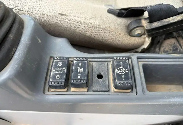 2017 John Deere 210G photo 46