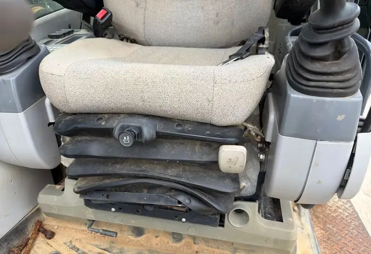 2017 John Deere 210G photo 39