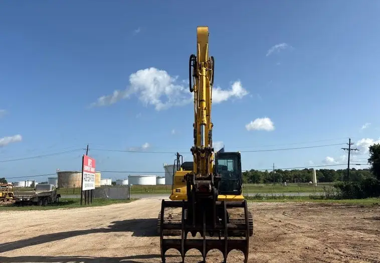 2017 Komatsu PC210LC-11 photo 2