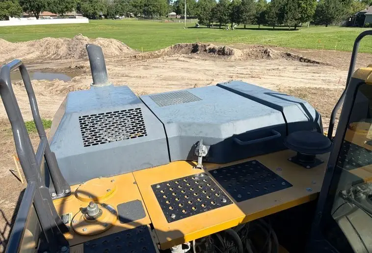 2017 John Deere 210G photo 40