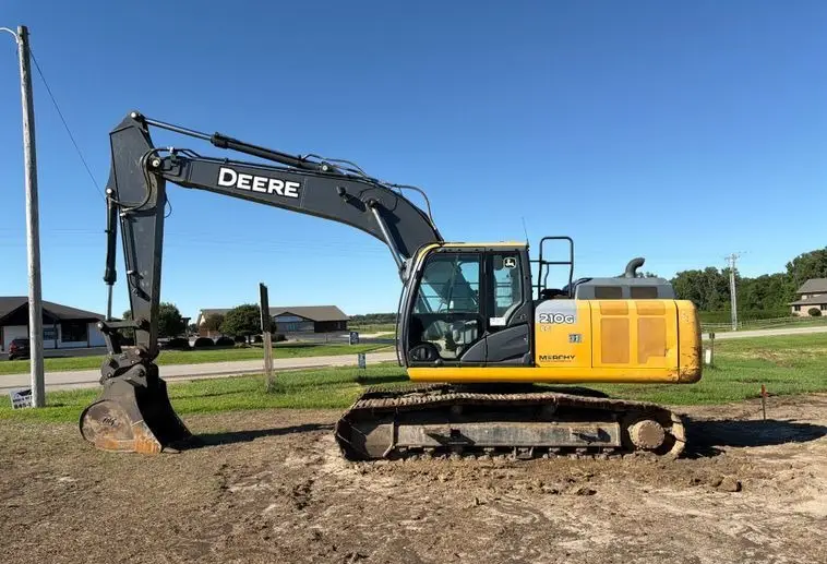 2017 John Deere 210G photo 8