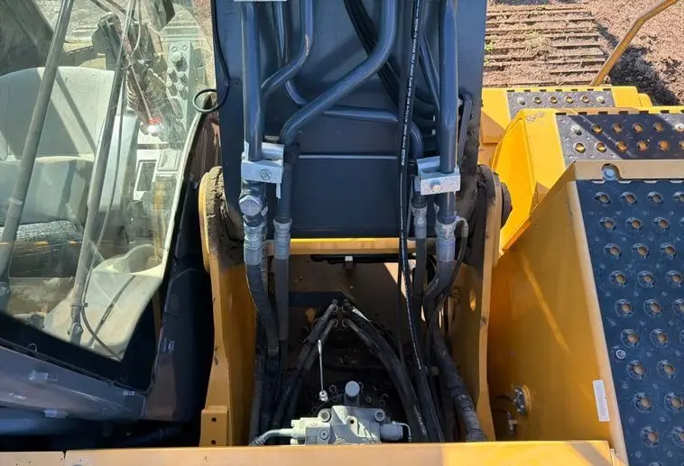 2017 John Deere 210G photo 32