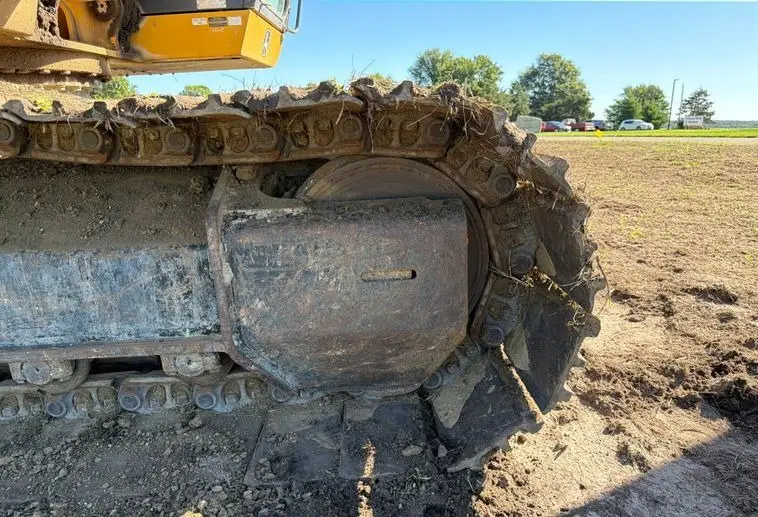 2017 John Deere 210G photo 77