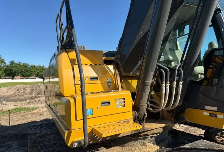 2017 John Deere 210G photo 27