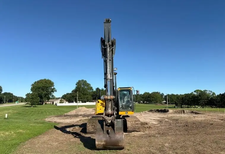 2017 John Deere 210G photo 2