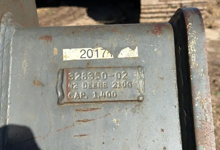 2017 John Deere 210G photo 25