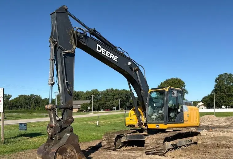 2017 John Deere 210G photo 1
