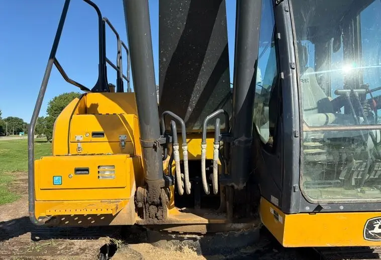 2017 John Deere 210G photo 10