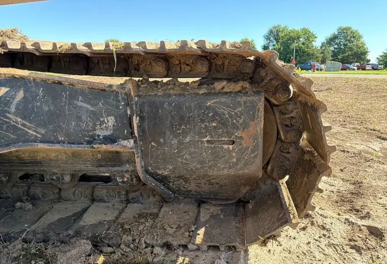 2017 John Deere 210G photo 75