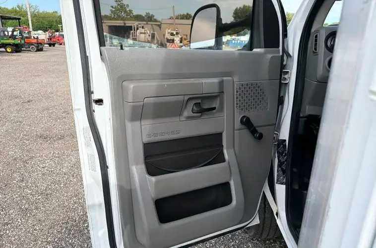 2014 Ford E450 Super Duty photo 57
