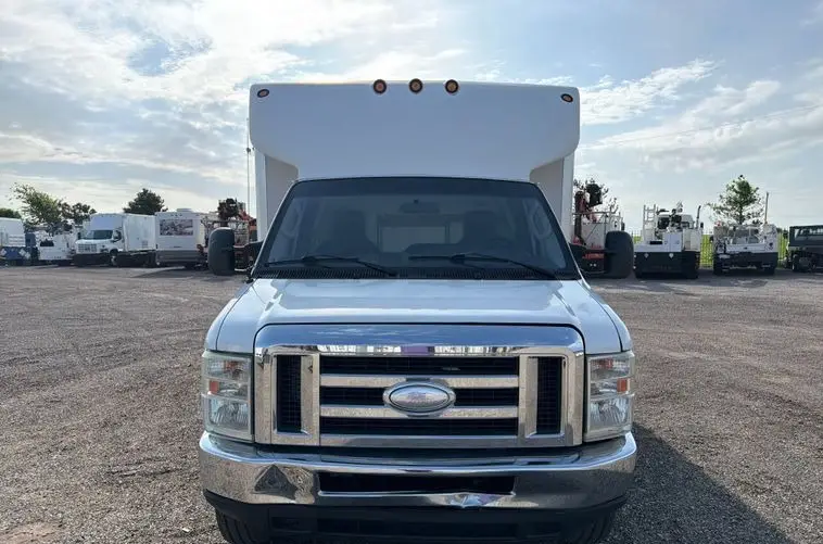 2014 Ford E450 Super Duty photo 2